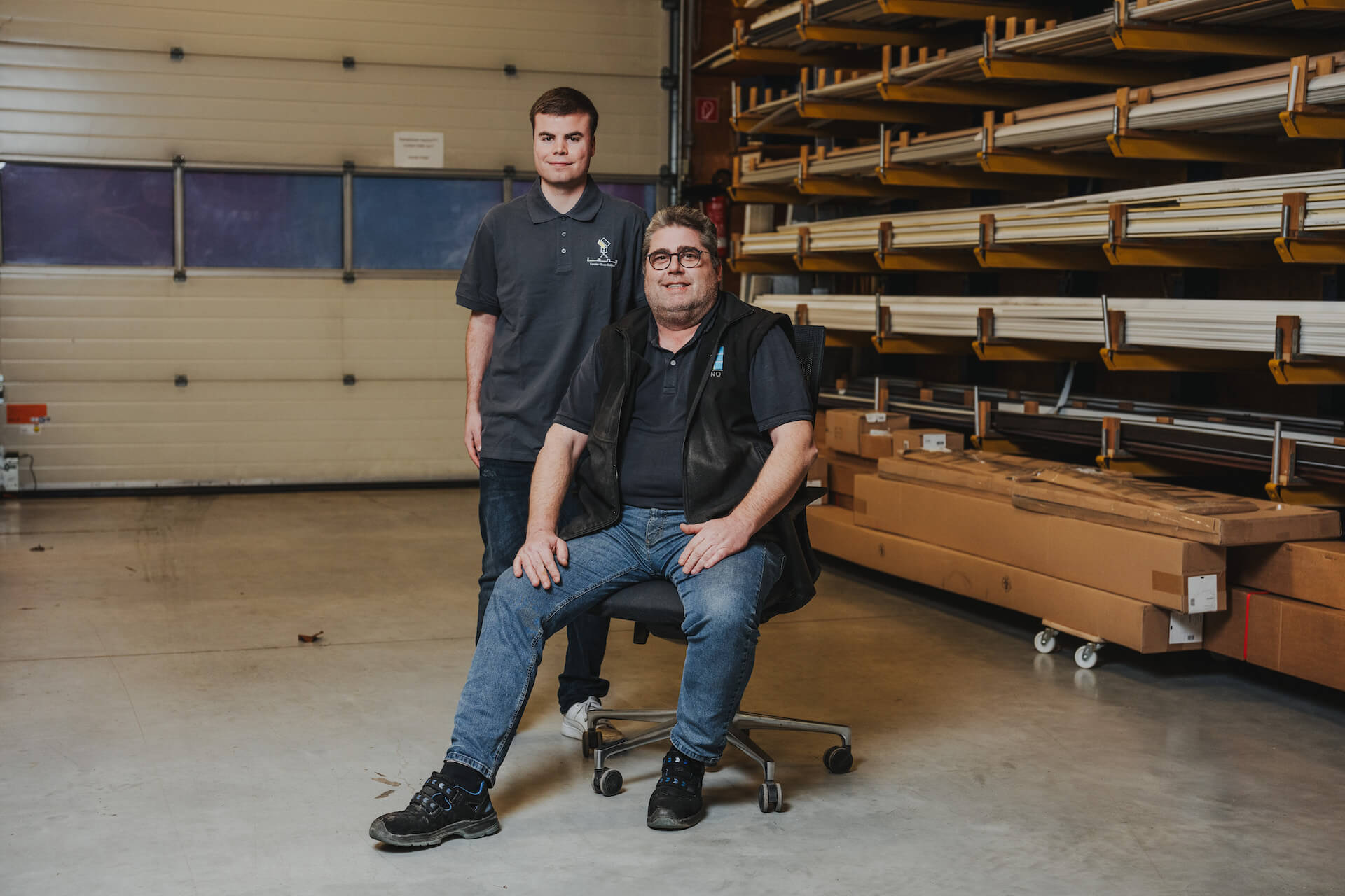 Businessporträt von zwei Männern in einem Lager in Neckarsulm, aufgenommen vom Eventfotografen Niklas Hesser.