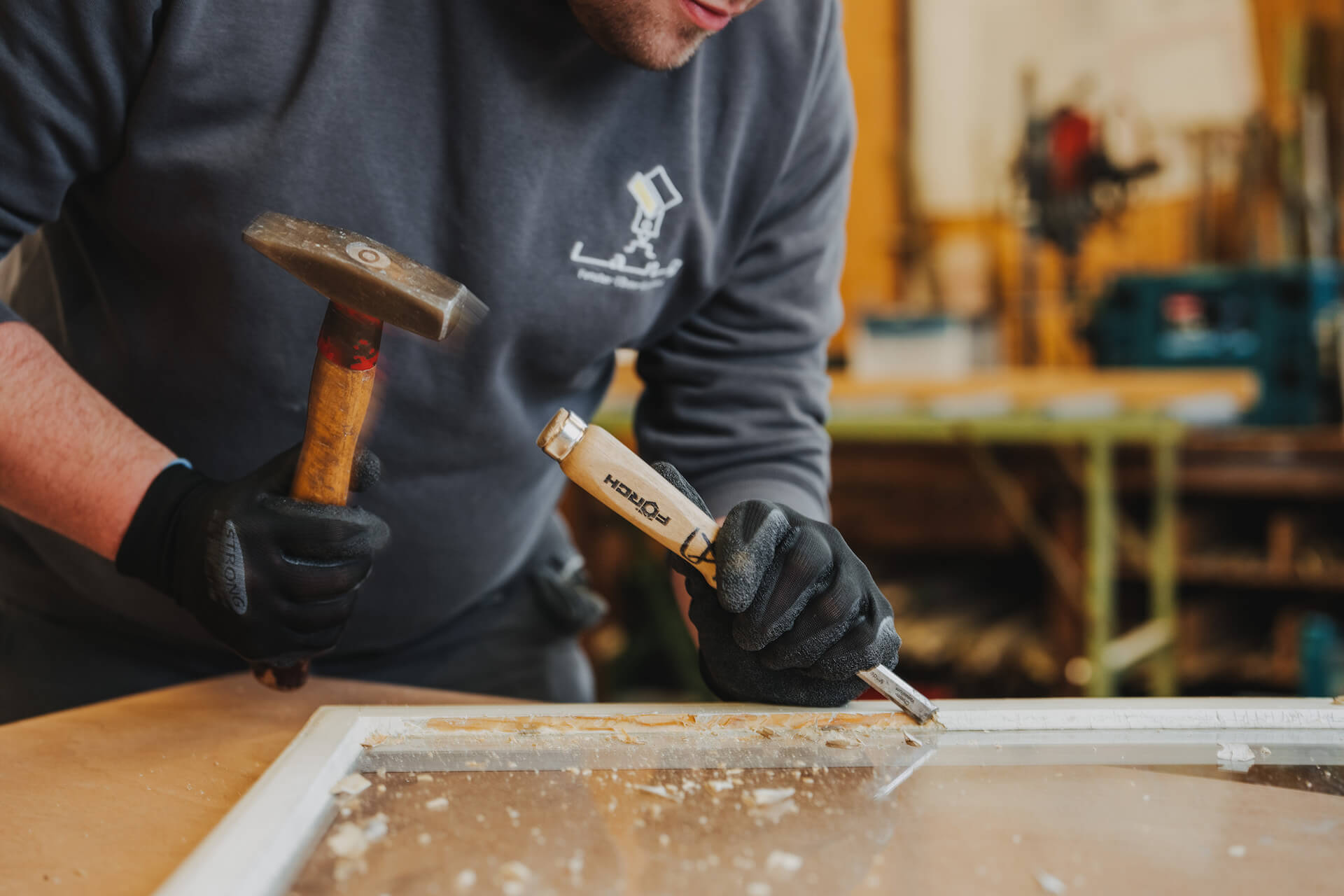 Businessfotografie in Neckarsulm: Handwerker bei der Arbeit mit Hammer und Meißel