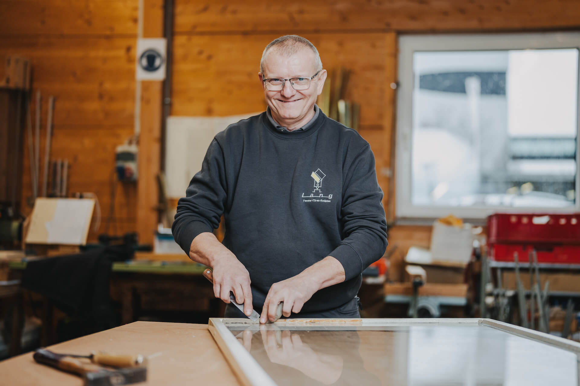 Businessporträt eines Handwerkers in einer Werkstatt in Neckarsulm, aufgenommen vom Eventfotografen Niklas Hesser.