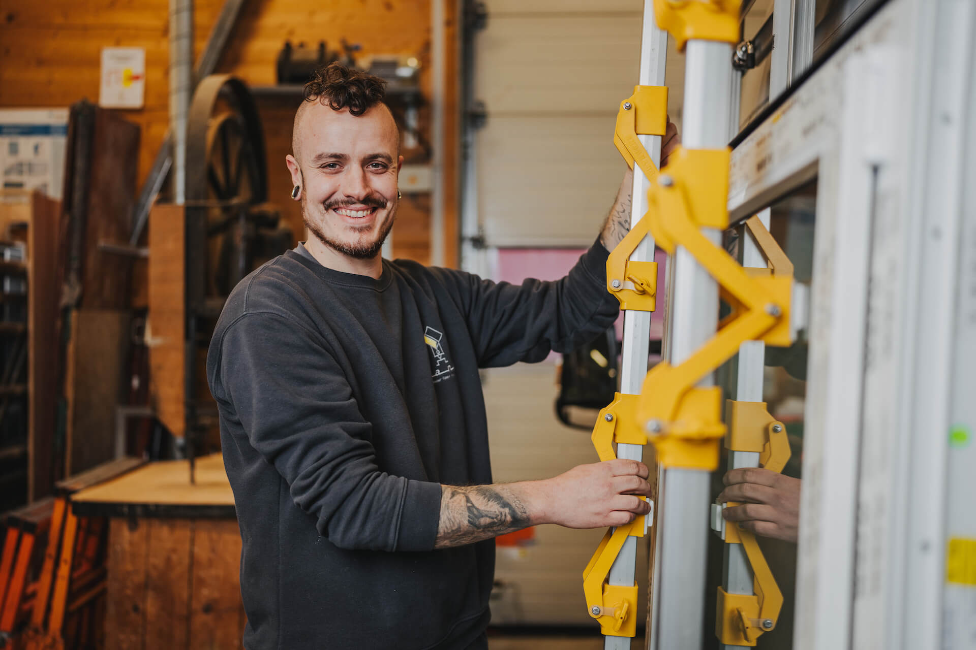 Businessporträt eines Mitarbeiters in einer Werkstatt in Neckarsulm, aufgenommen vom Eventfotografen Niklas Hesser.