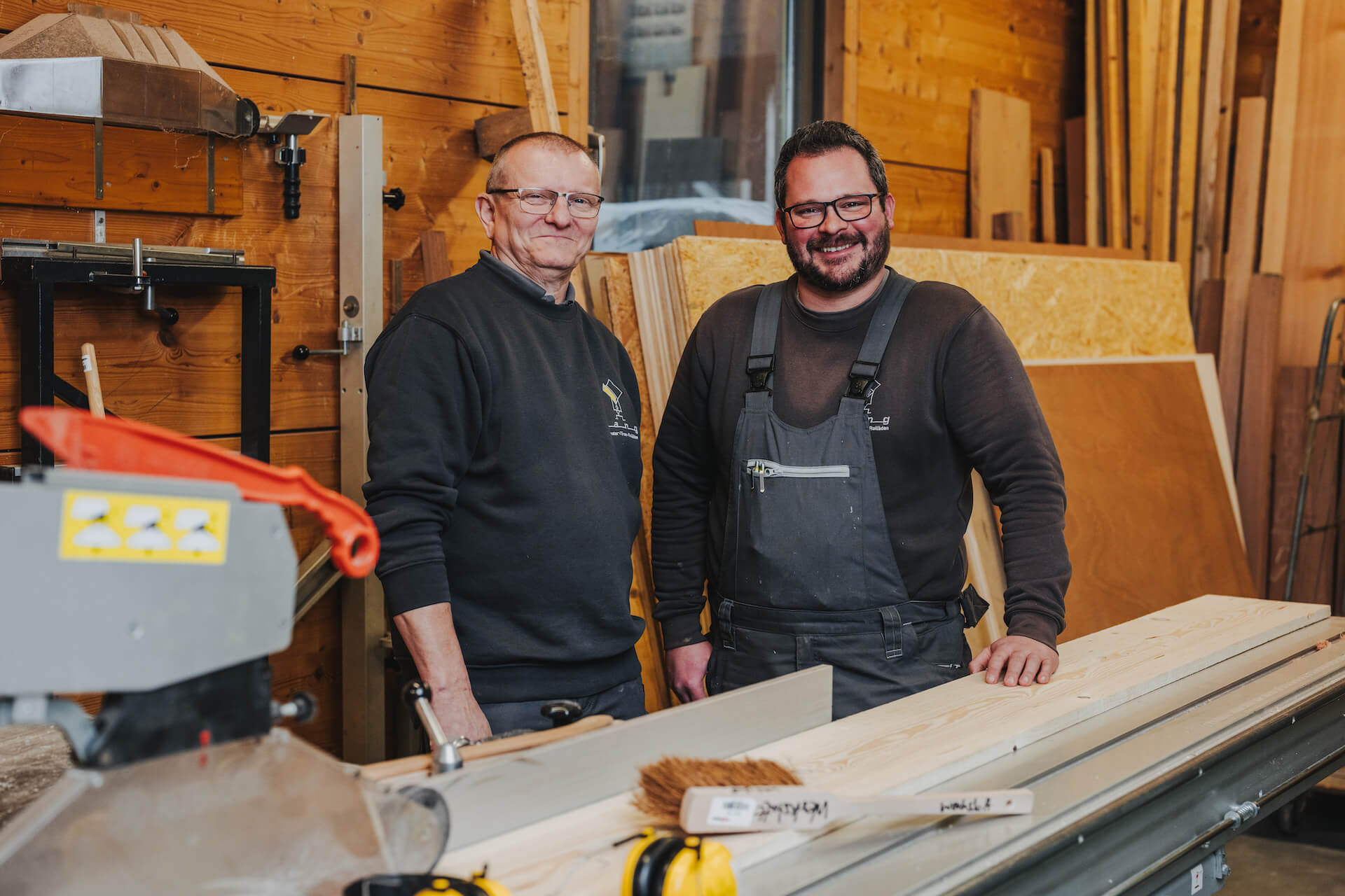 Businessportraits von zwei Handwerkern in einer Werkstatt in Neckarsulm, aufgenommen vom Eventfotografen Niklas Hesser.