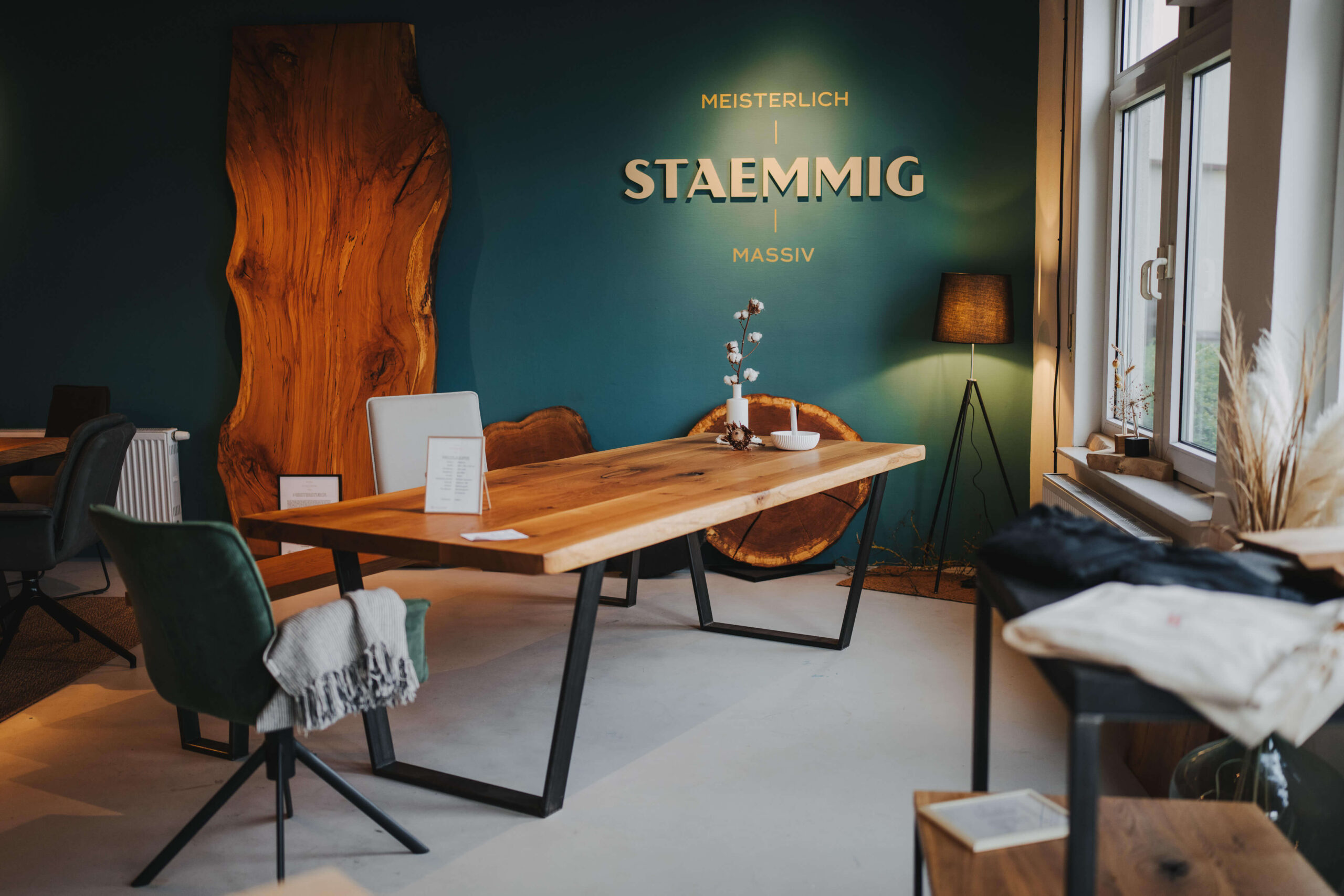 Modernes Büro in Obersulm mit stilvollem Holztisch und dekorativer Wandgestaltung, fotografiert vom Eventfotografen Niklas Hesser.