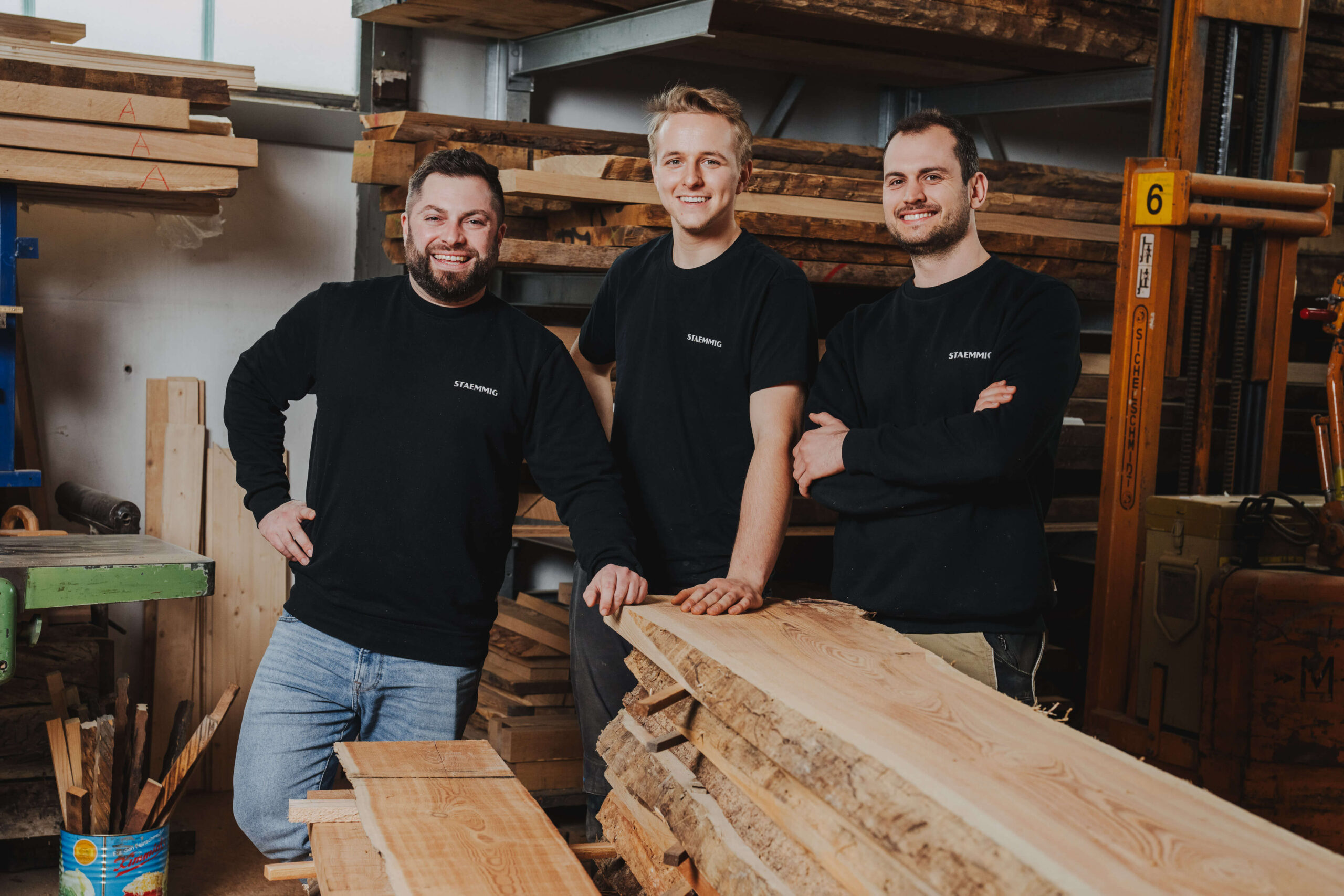 Businessporträt von drei Männern in einer Holzwerkstatt in Obersulm, aufgenommen vom Eventfotografen Niklas Hesser.