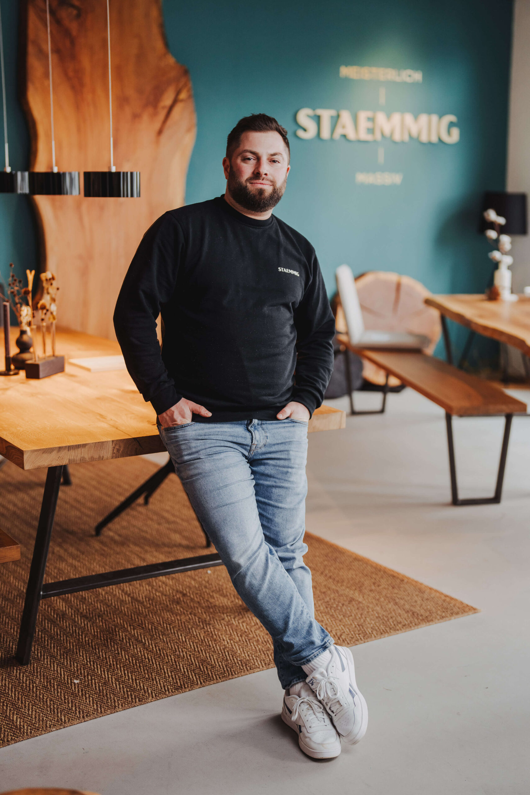 Businessporträt eines Mannes in einem modernen Büro in Obersulm, aufgenommen vom Eventfotografen Niklas Hesser.