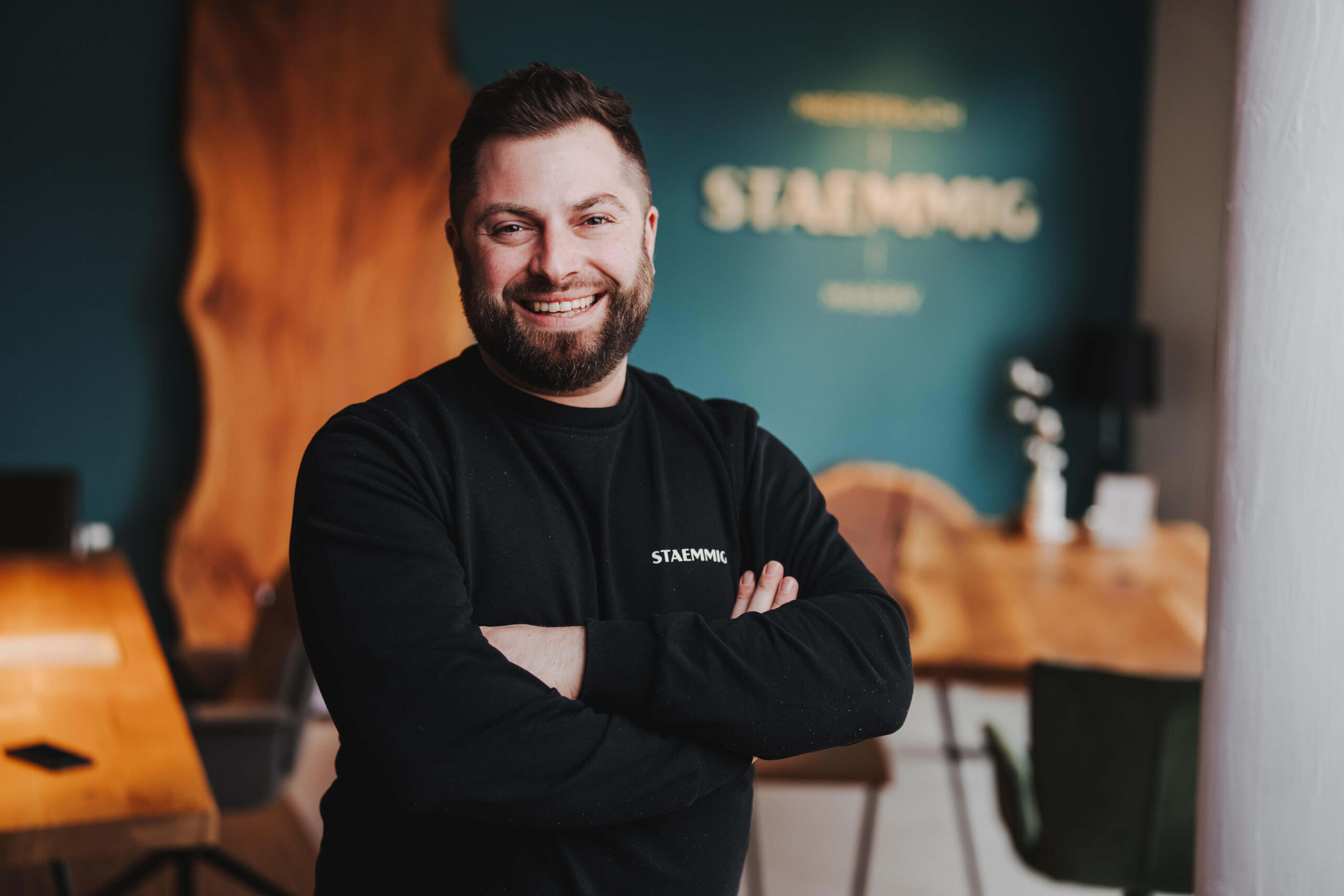 Businessportrait eines Mannes in einem modernen Büro in Obersulm, aufgenommen vom Eventfotografen Niklas Hesser.