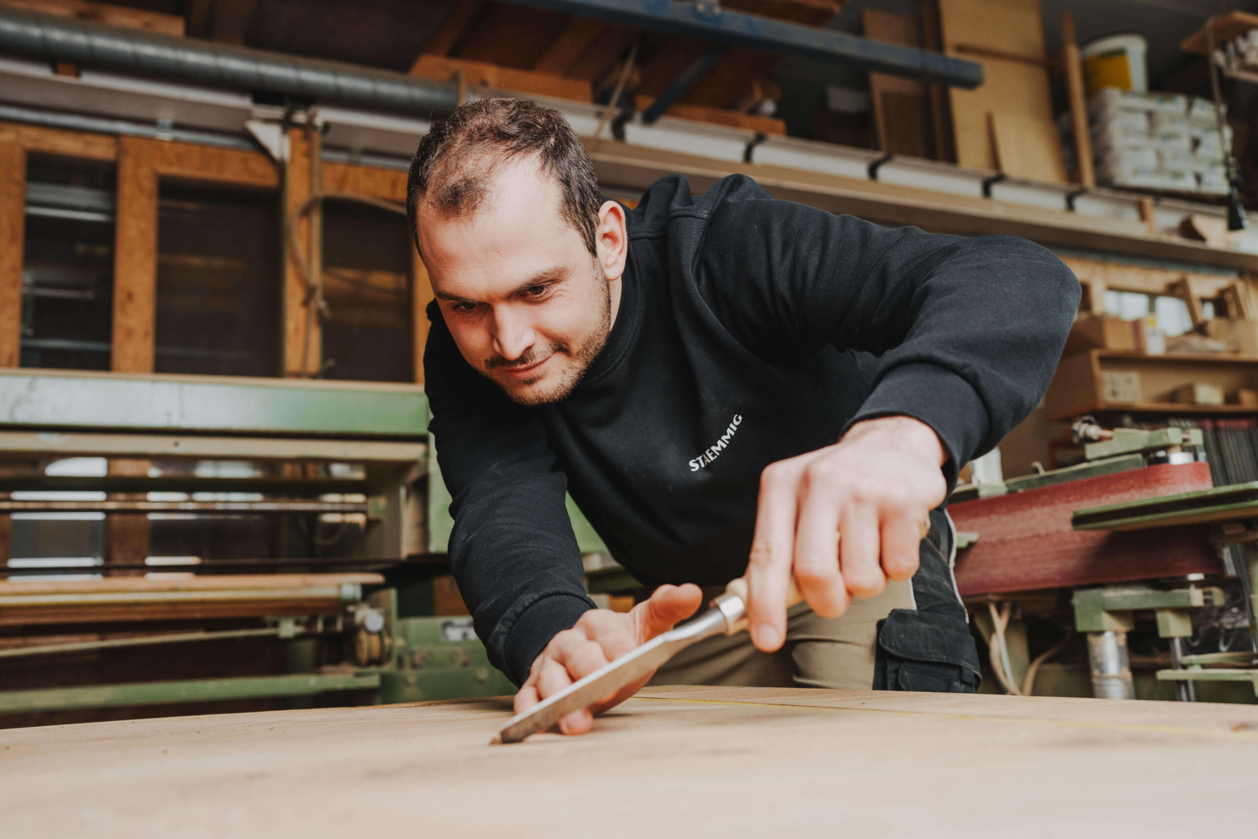 Businessportrait eines Handwerkers bei der Arbeit in Obersulm, aufgenommen vom Eventfotografen Niklas Hesser.