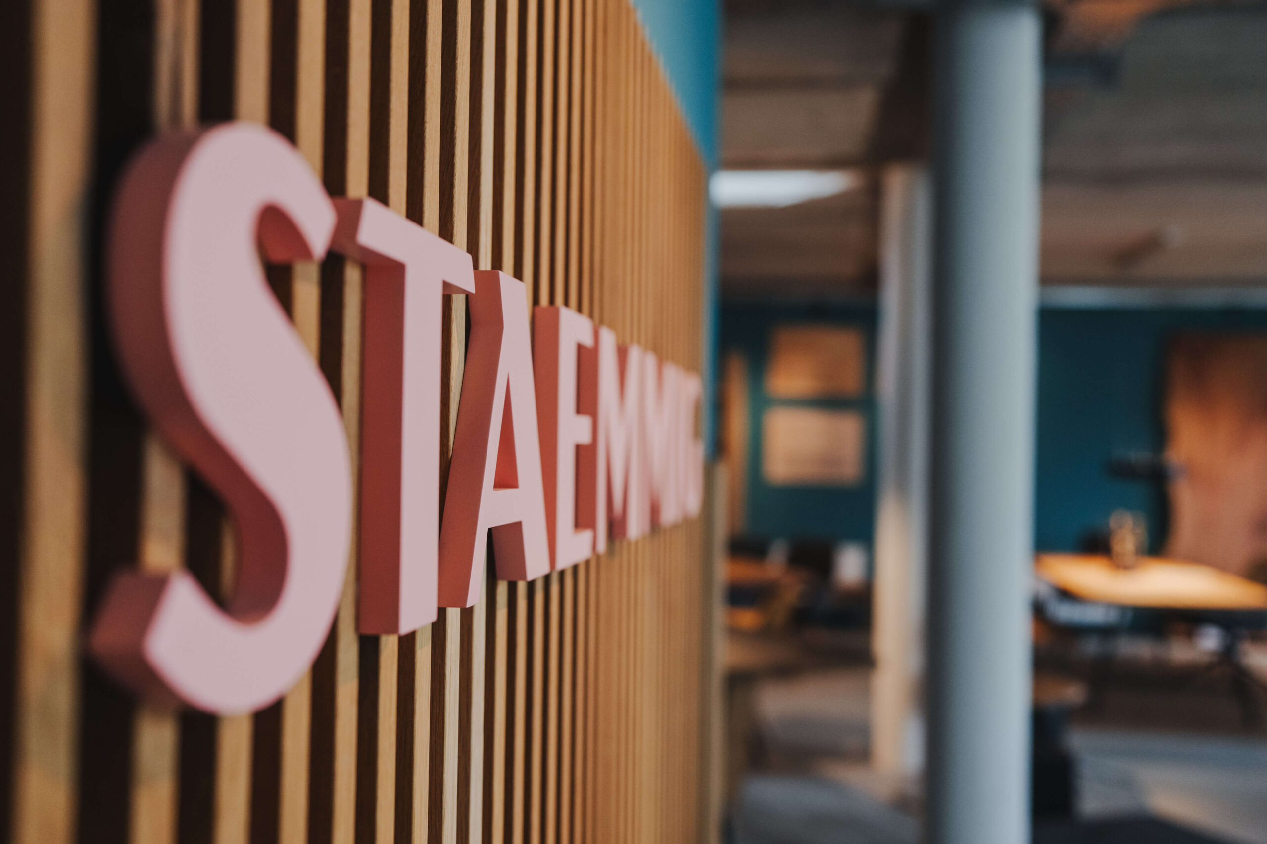 Modernes Bürodesign bei einem Corporate Shooting in Obersulm, fotografiert vom Eventfotografen Niklas Hesser.