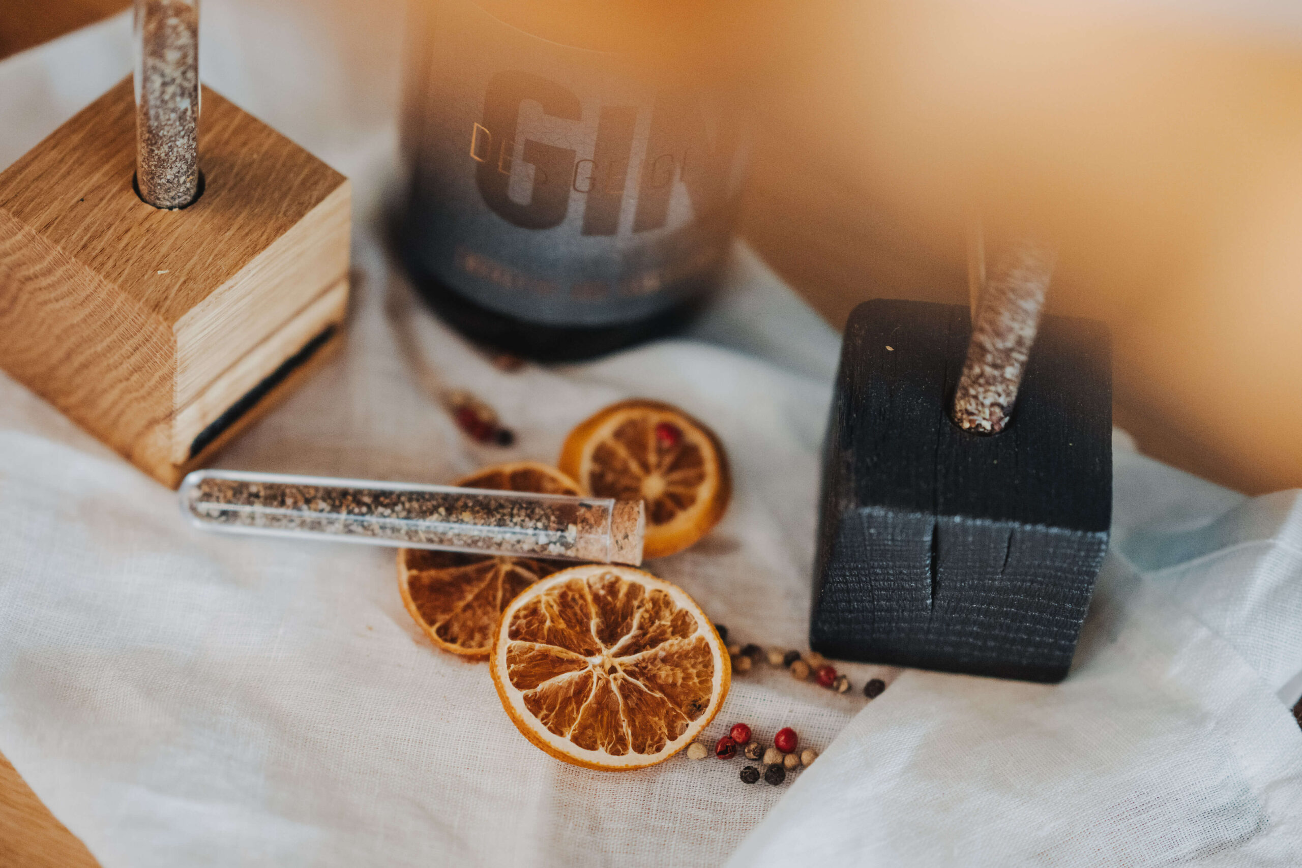 Detailaufnahme eines Corporate-Shootings in Obersulm mit getrockneten Orangenscheiben und Gewürzen, fotografiert vom Eventfotografen Niklas Hesser.