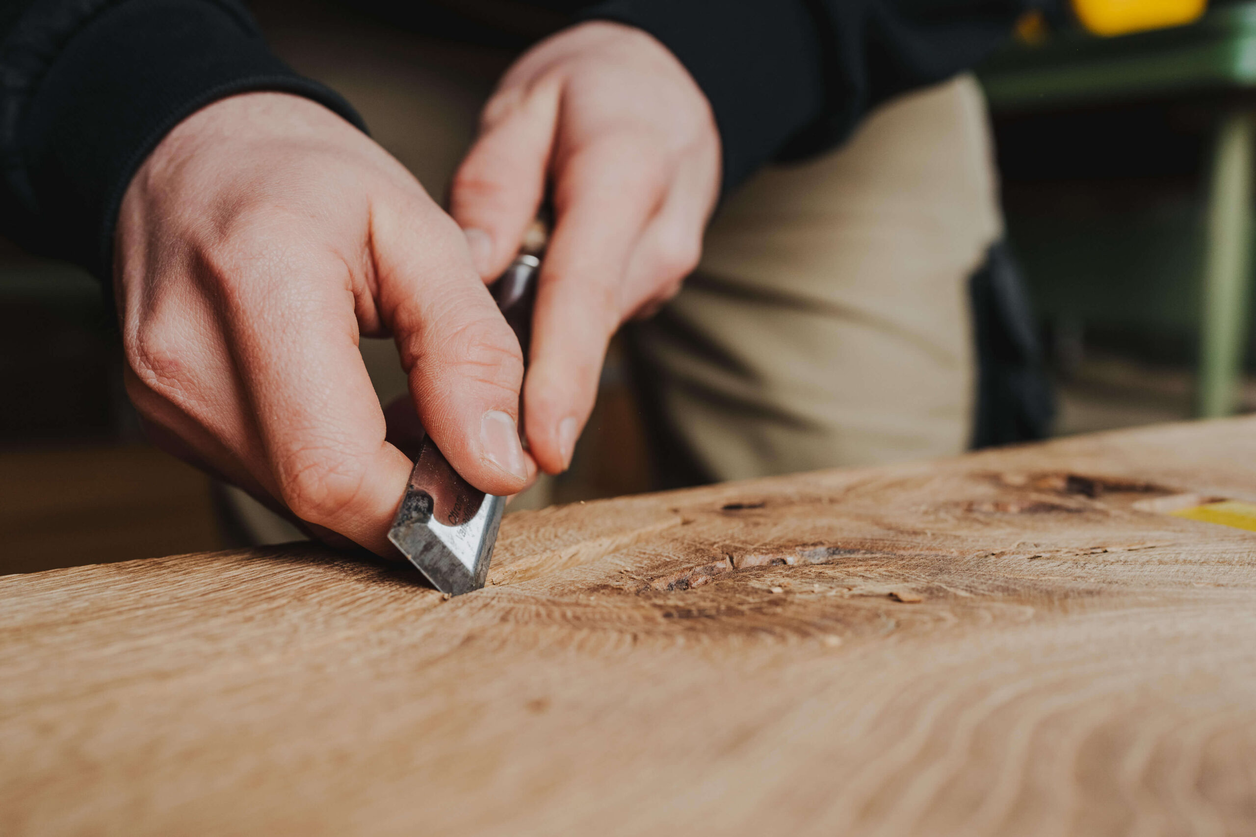Detailaufnahme eines Handwerkers bei der Arbeit mit Holz während eines Business-Shootings in Obersulm.