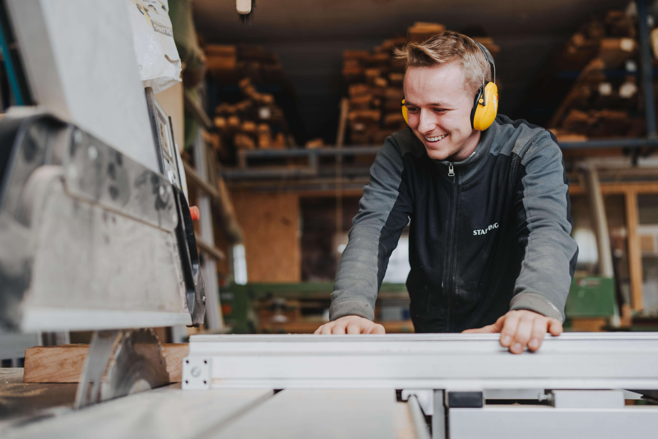 Businessporträt eines Handwerkers bei der Arbeit in einer Werkstatt in Obersulm, aufgenommen vom Eventfotografen Niklas Hesser.