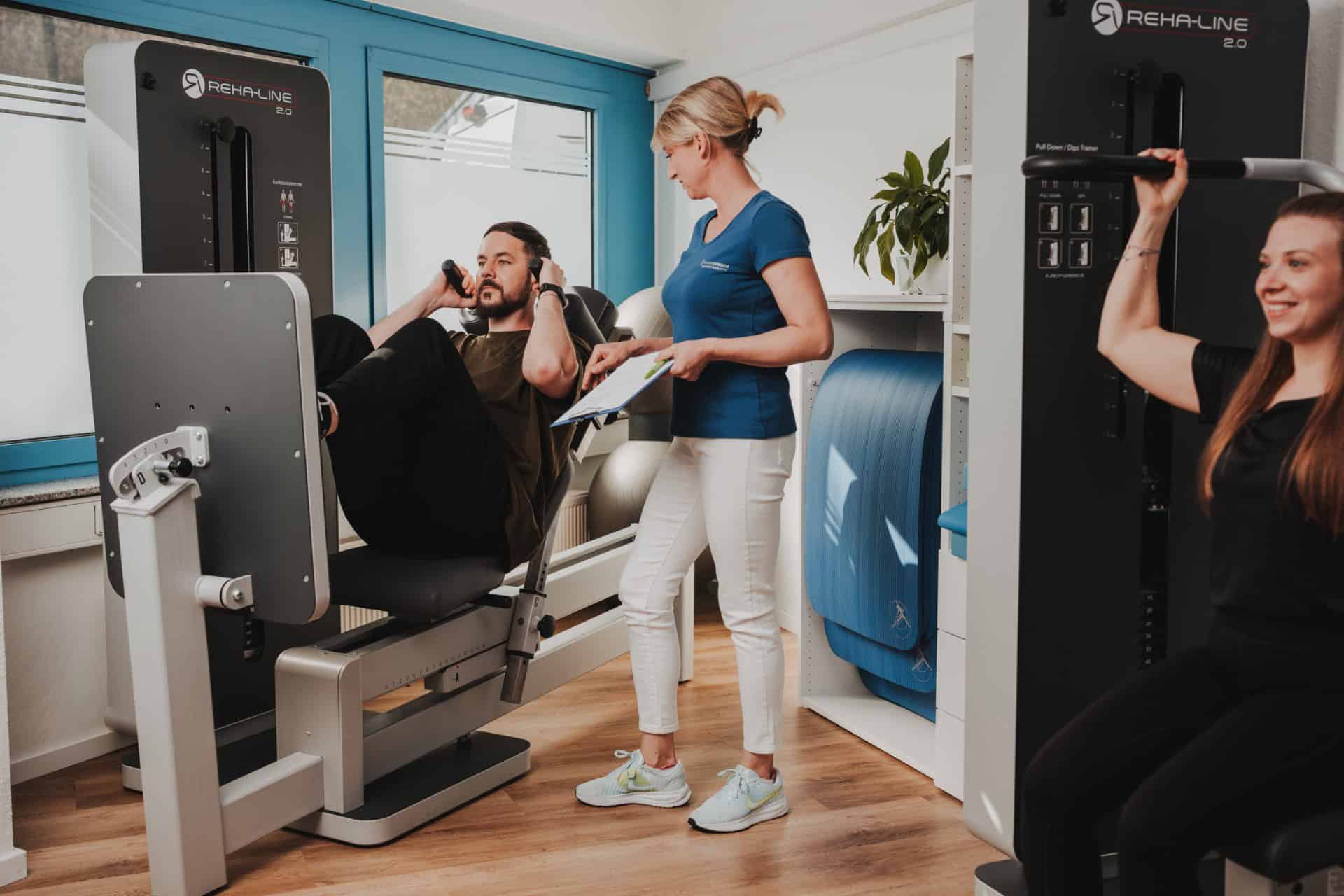 Physiotherapeutin von PhysioLogisch Erlenbach betreut Patienten beim medizinischen Gerätetraining an der REHA-LINE 2.0 Beinpresse